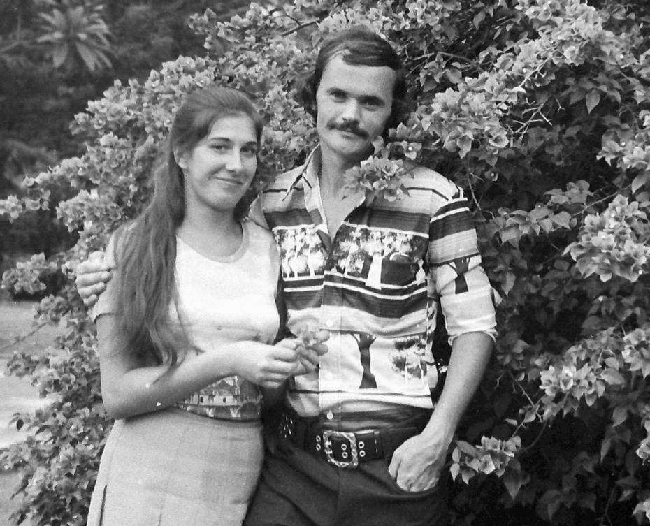 Николай Ванин в оранжерее Сингапура с будущей женой, 1976 г.